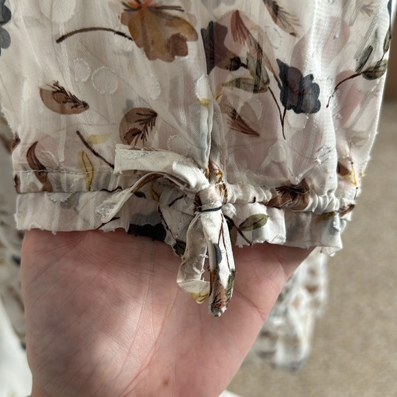 EUC BaeVely Floral Ruffle Blouse Size Medium - Picture 13 of 15